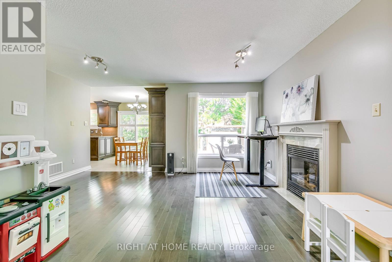 1092 Old Oak Drive, Oakville, Ontario  L6M 3K4 - Photo 6 - W13075584