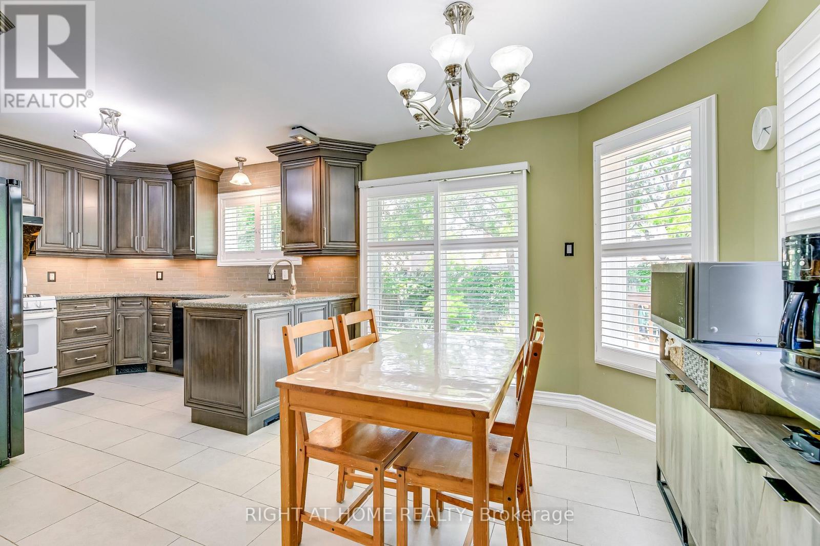 1092 Old Oak Drive, Oakville, Ontario  L6M 3K4 - Photo 8 - W13075584