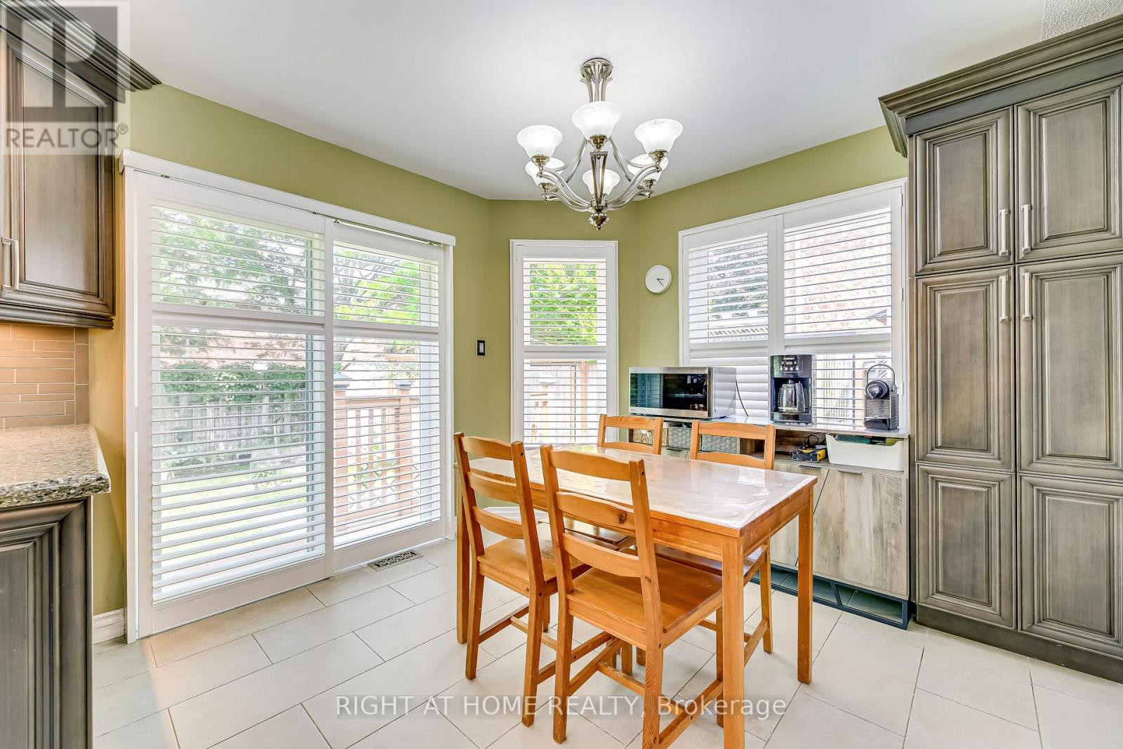 1092 Old Oak Drive, Oakville, Ontario  L6M 3K4 - Photo 9 - W13075584