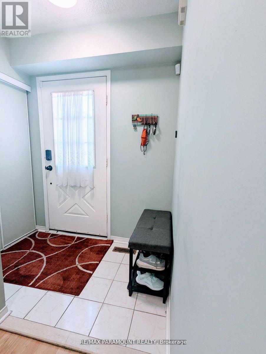 37 Wickstead Court, Brampton, Ontario  L6R 1N8 - Photo 7 - W13075594
