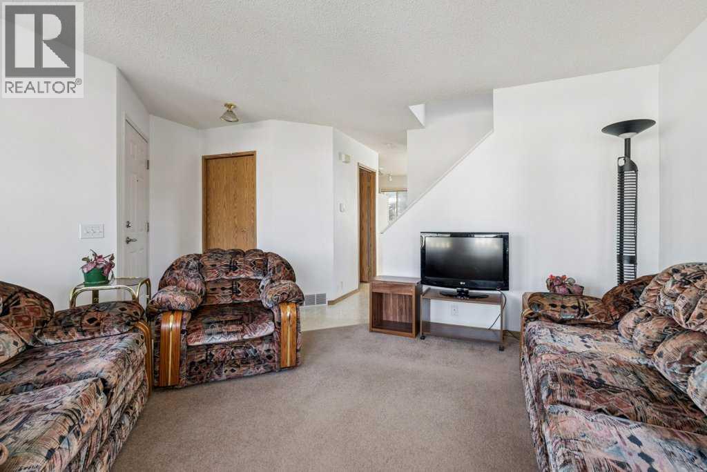 52 Martinglen Mews Ne, Calgary, Alberta  T3J 3N3 - Photo 6 - A2306491