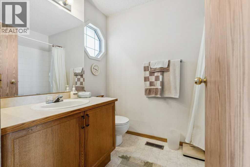 52 Martinglen Mews Ne, Calgary, Alberta  T3J 3N3 - Photo 17 - A2306491