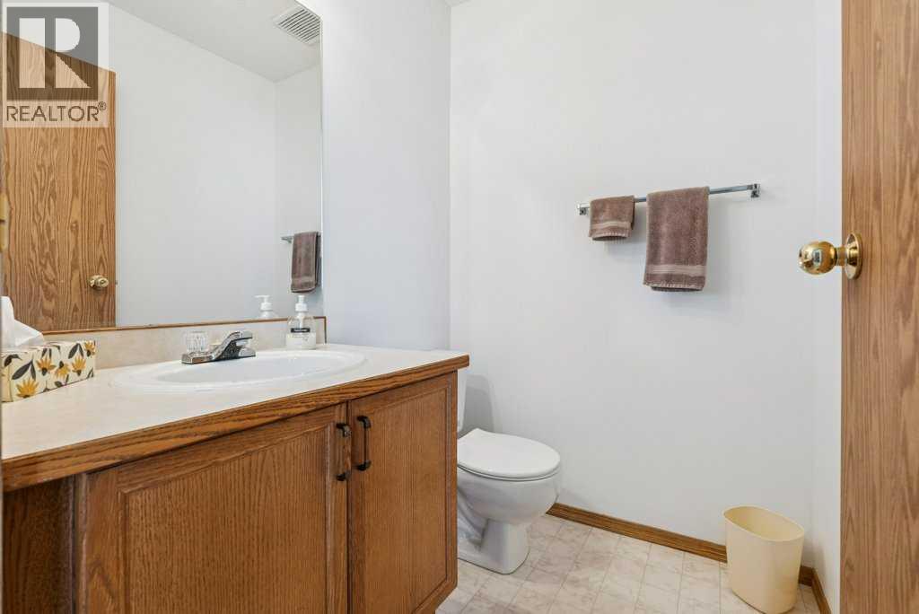 52 Martinglen Mews Ne, Calgary, Alberta  T3J 3N3 - Photo 11 - A2306491