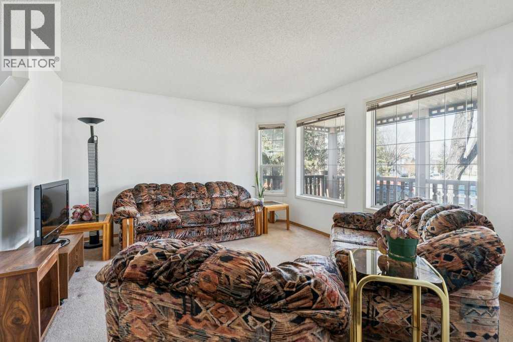 52 Martinglen Mews Ne, Calgary, Alberta  T3J 3N3 - Photo 4 - A2306491