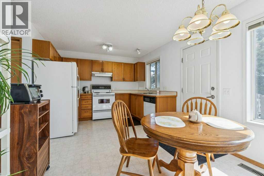 52 Martinglen Mews Ne, Calgary, Alberta  T3J 3N3 - Photo 9 - A2306491