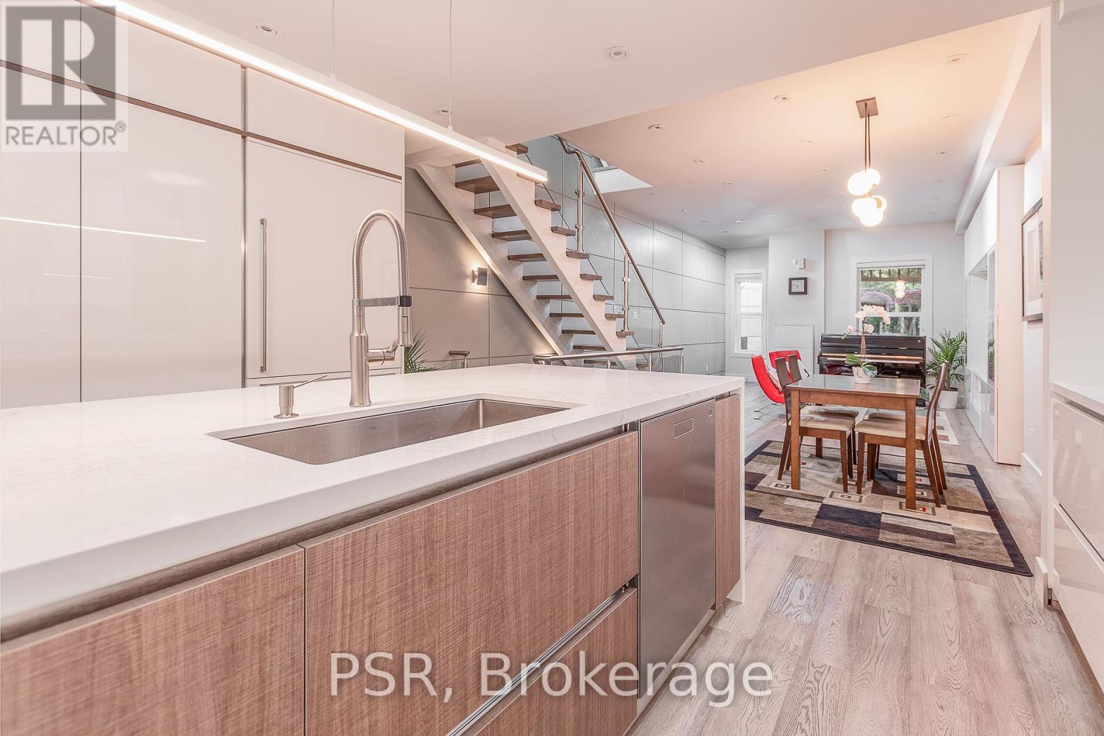 10 Bishop Street, Toronto, Ontario  M5R 1N2 - Photo 2 - C13075660
