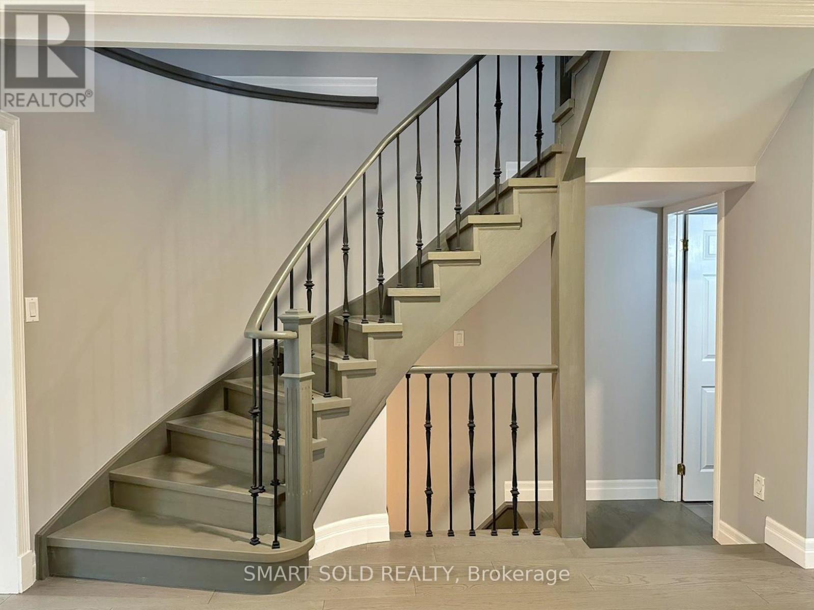407 Ravineview Way, Oakville, Ontario  L6H 6S7 - Photo 4 - W13075652