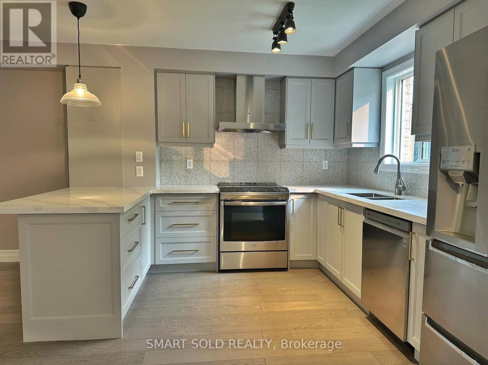 407 Ravineview Way, Oakville, Ontario  L6H 6S7 - Photo 5 - W13075652