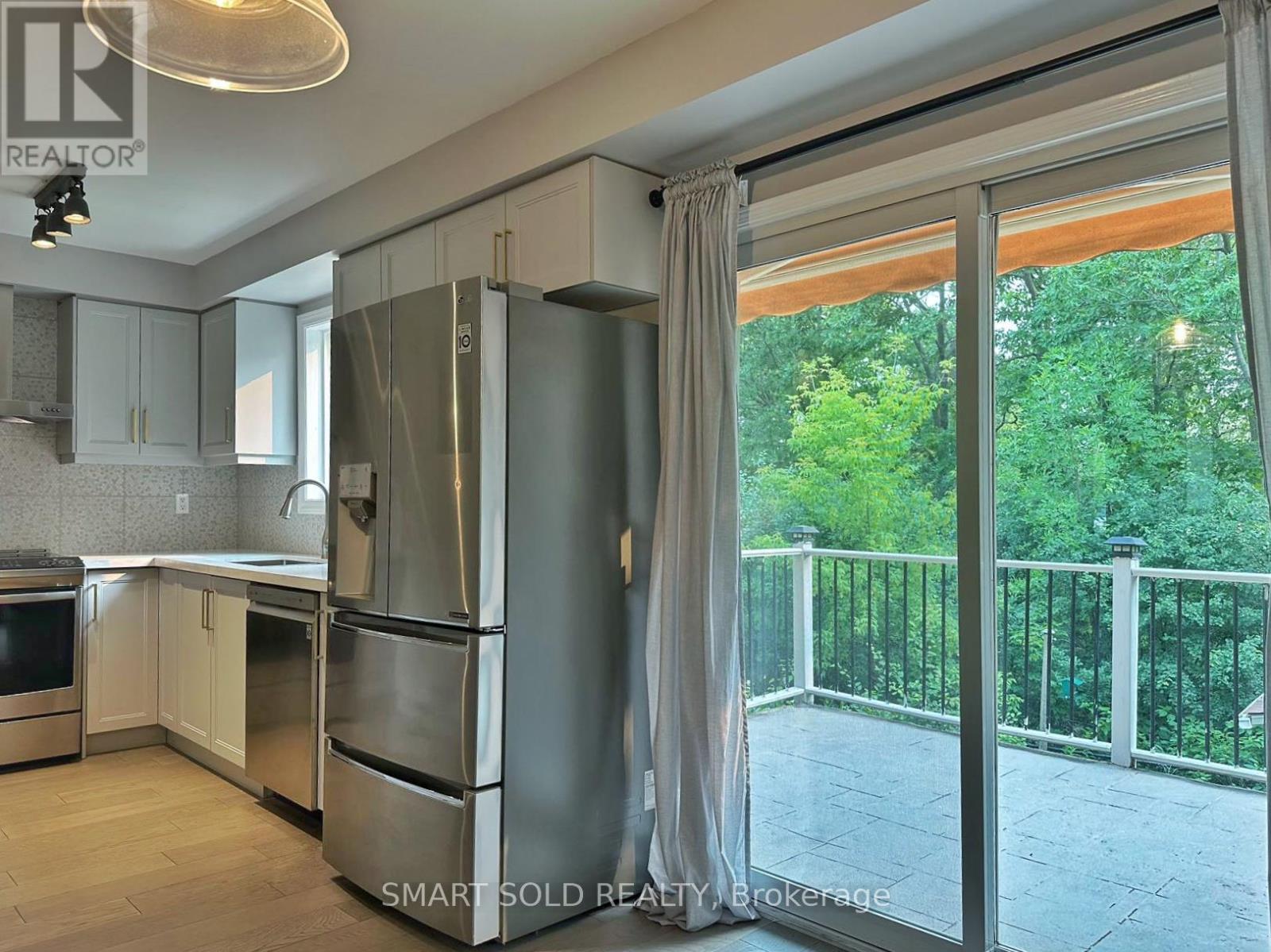 407 Ravineview Way, Oakville, Ontario  L6H 6S7 - Photo 7 - W13075652