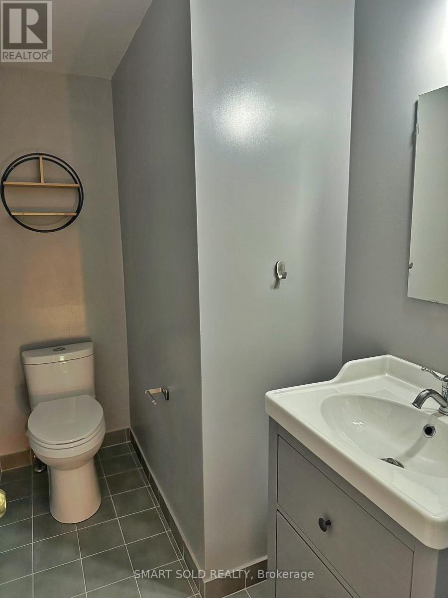 407 Ravineview Way, Oakville, Ontario  L6H 6S7 - Photo 8 - W13075652