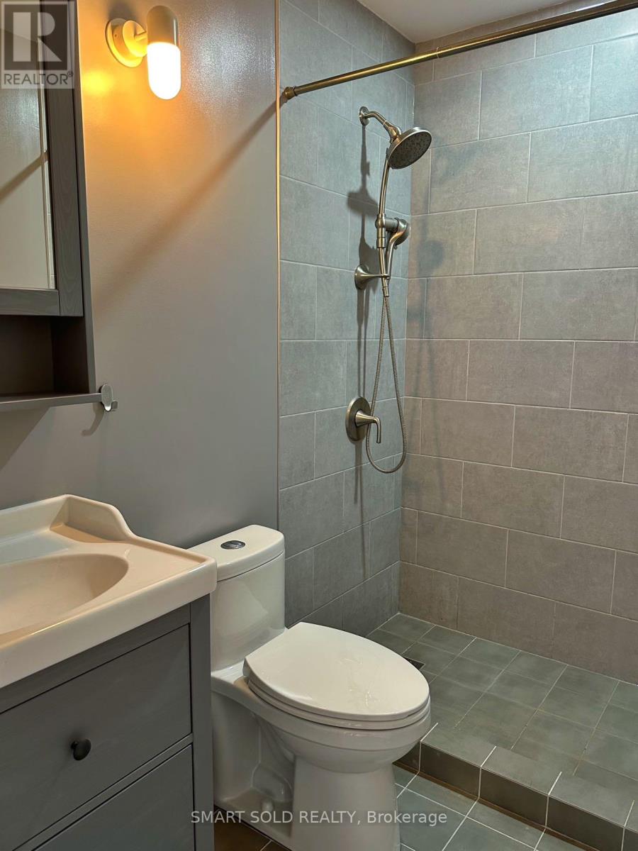 407 Ravineview Way, Oakville, Ontario  L6H 6S7 - Photo 9 - W13075652