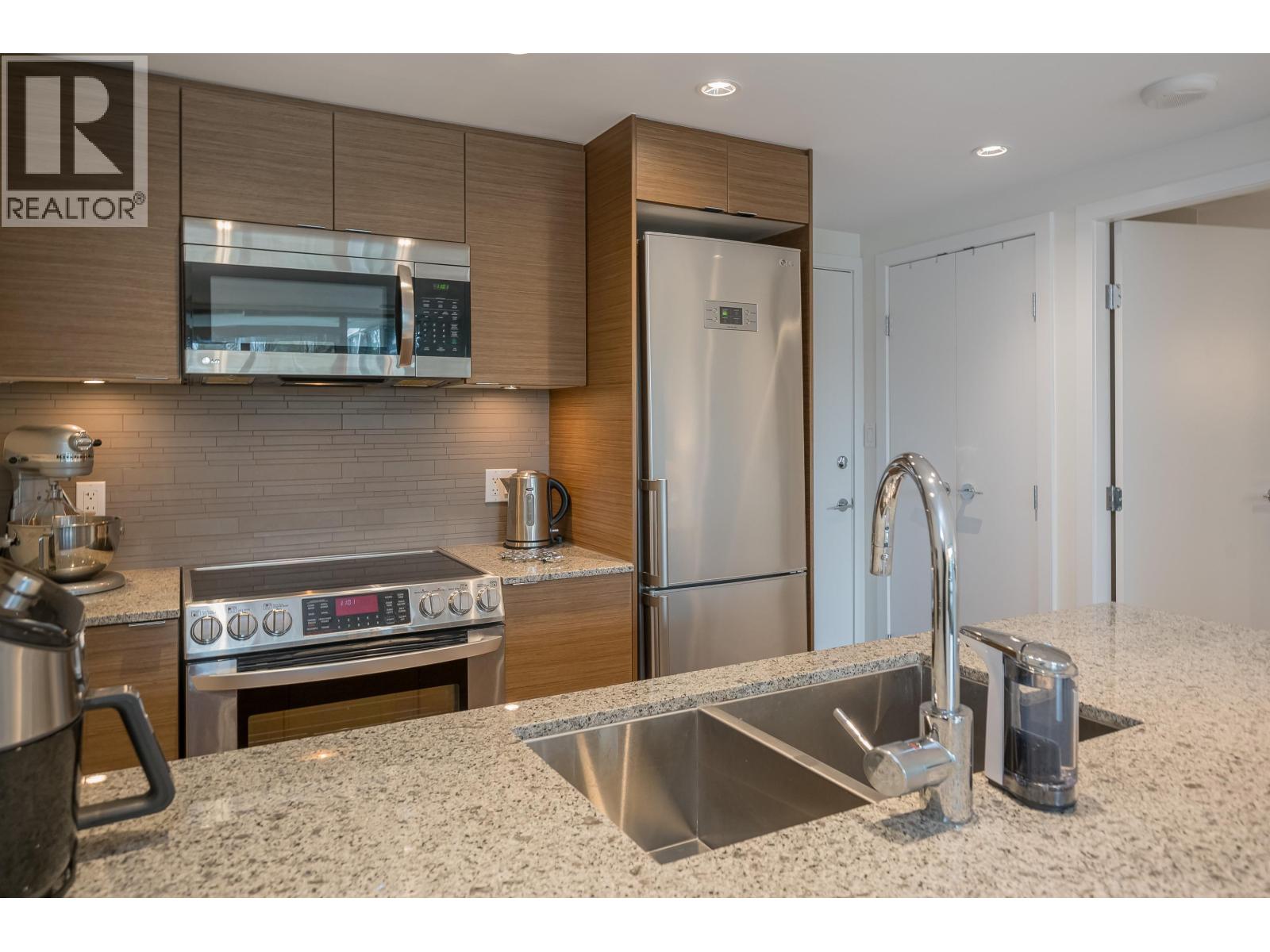 319 135 E 17th Street, North Vancouver, British Columbia  V7L 0C4 - Photo 8 - R3109061