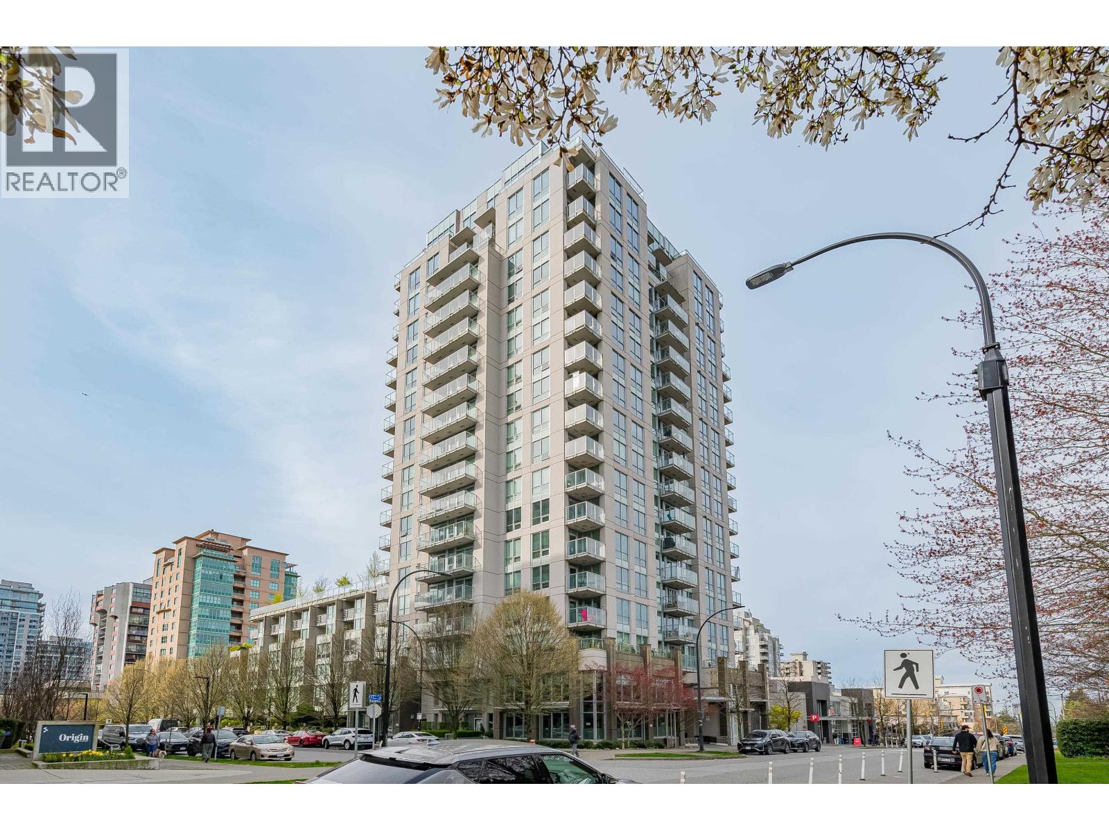 319 135 E 17TH STREET, North Vancouver, British Columbia