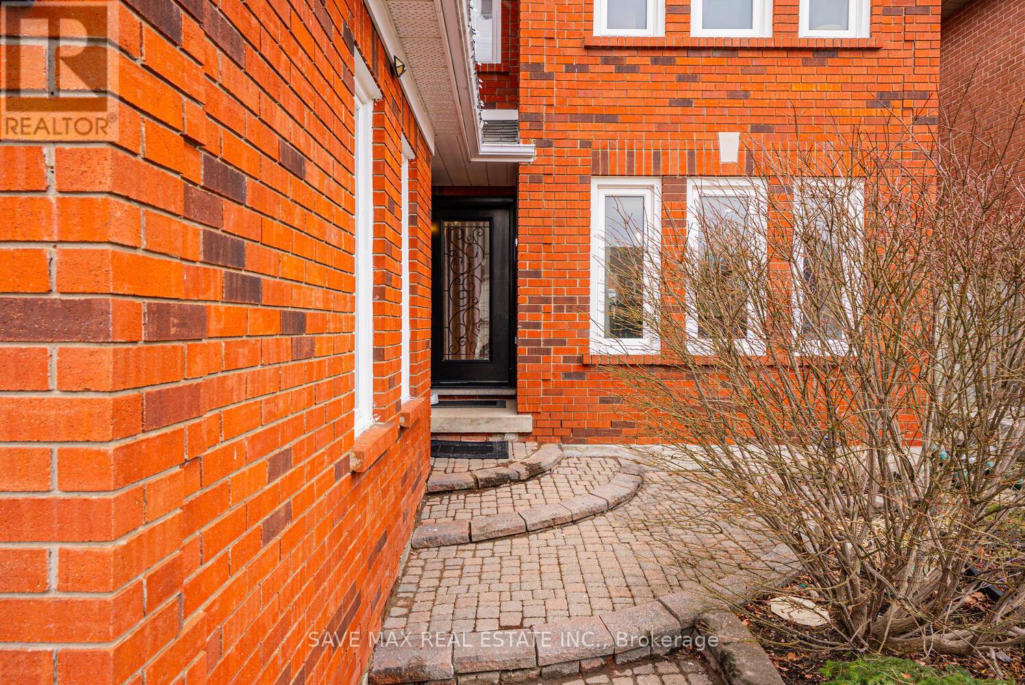 30 Adirondack Crescent, Brampton, Ontario  L6R 1E5 - Photo 2 - W13075694