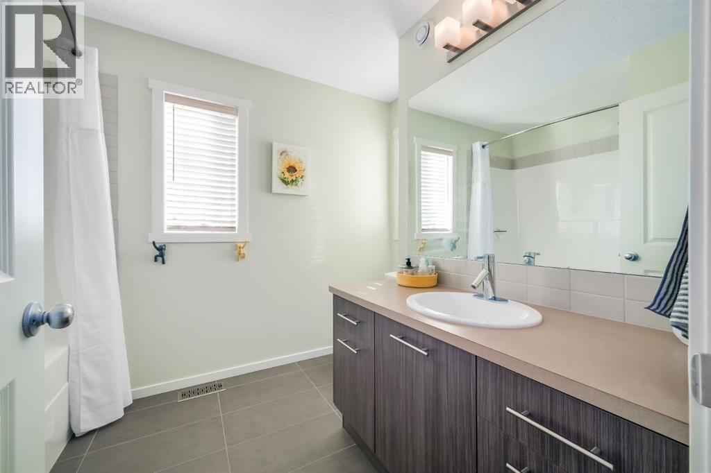 12 Sunrise View, Cochrane, Alberta  T4C 0W3 - Photo 31 - A2295379