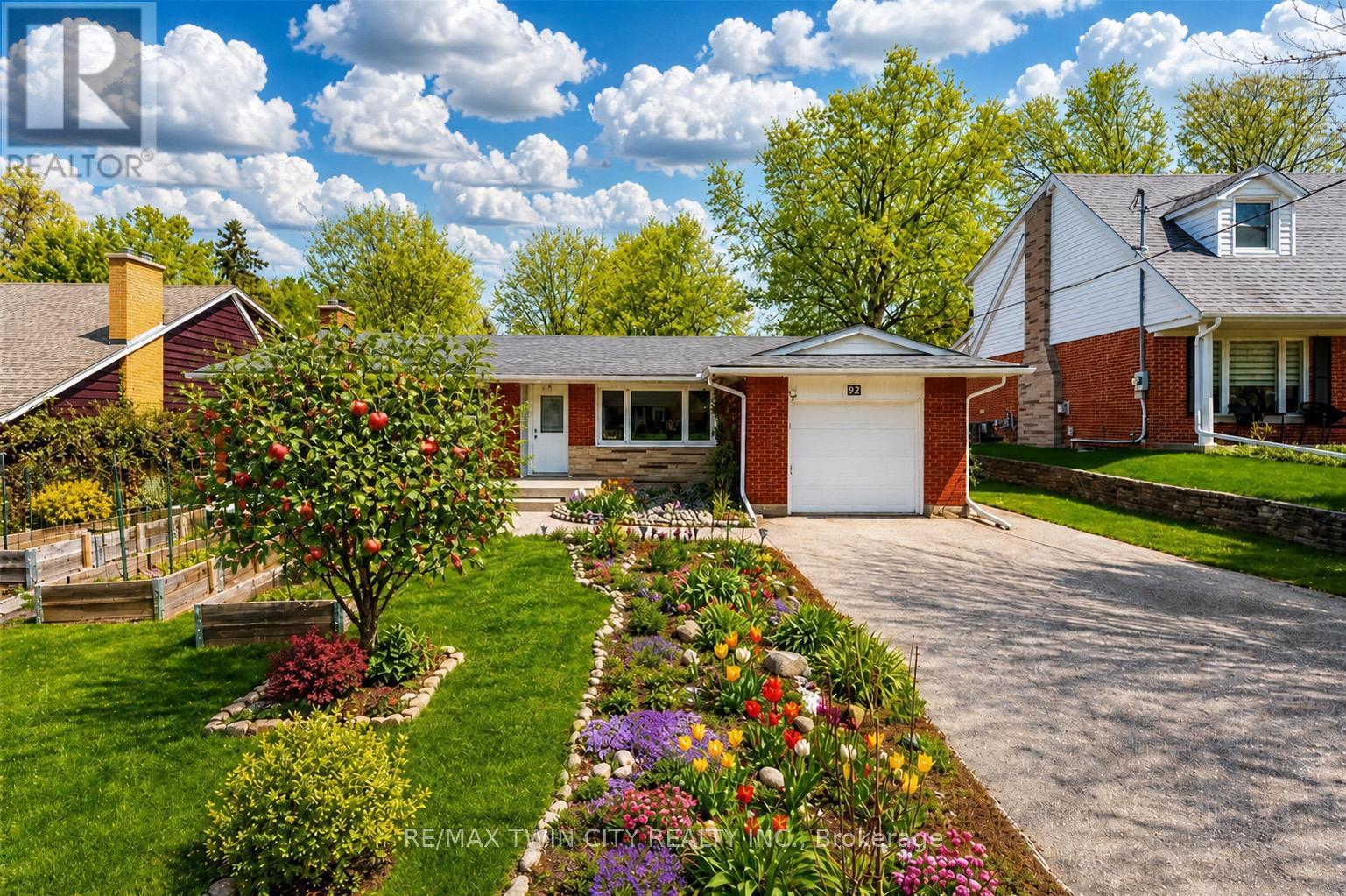 92 BRAESIDE AVENUE, Waterloo, Ontario