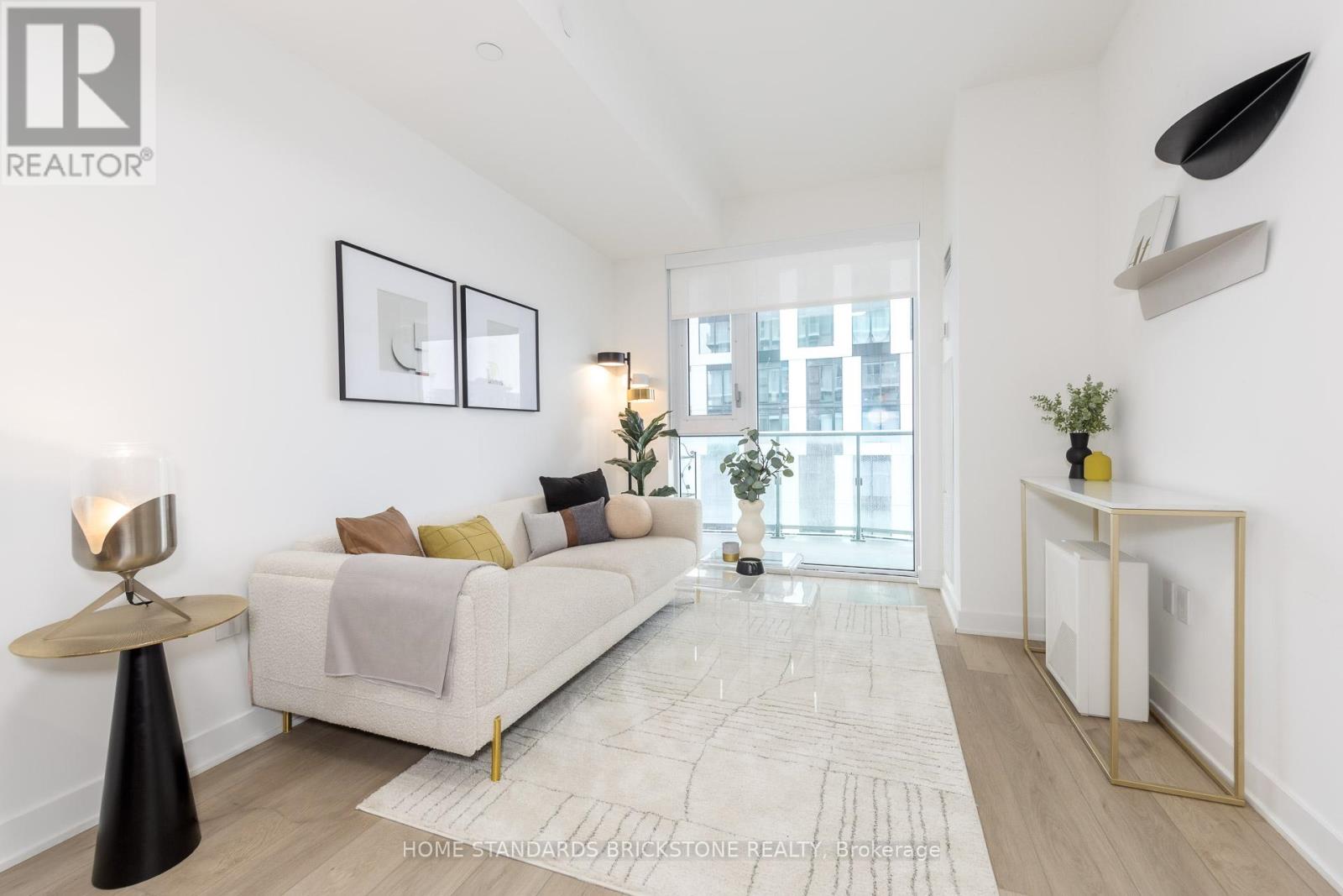 <div class="slider-price">$739,000</div><p>3412 - 100 Dalhousie Street, Toronto, Ontario</p>
