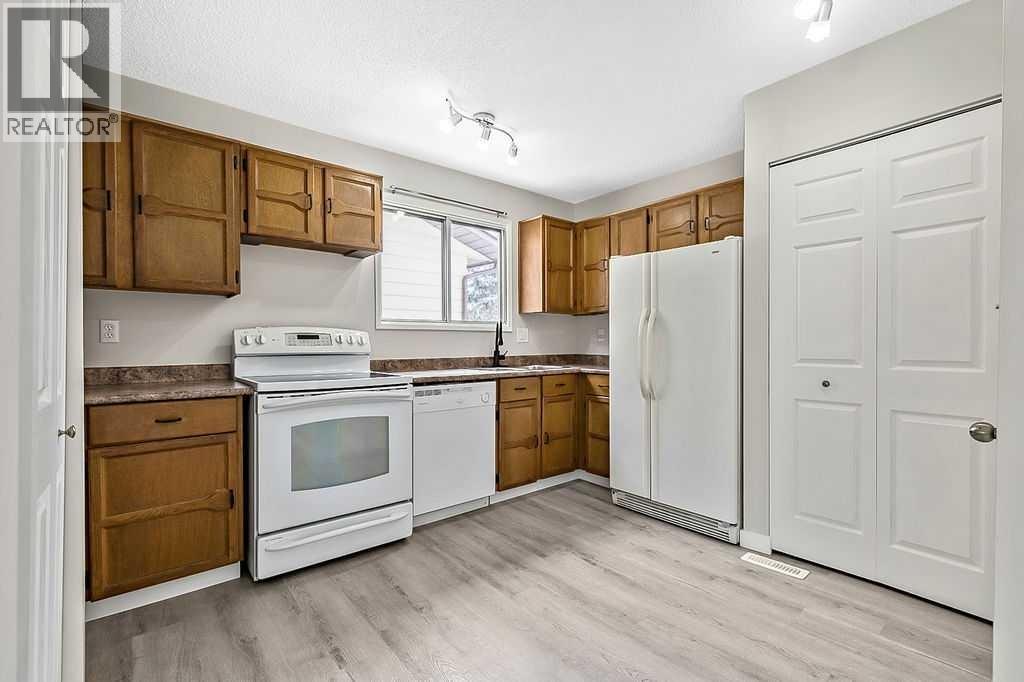 129 Berwick Drive NW, Calgary, Alberta  T3K 1E7 - Photo 6 - A2293000