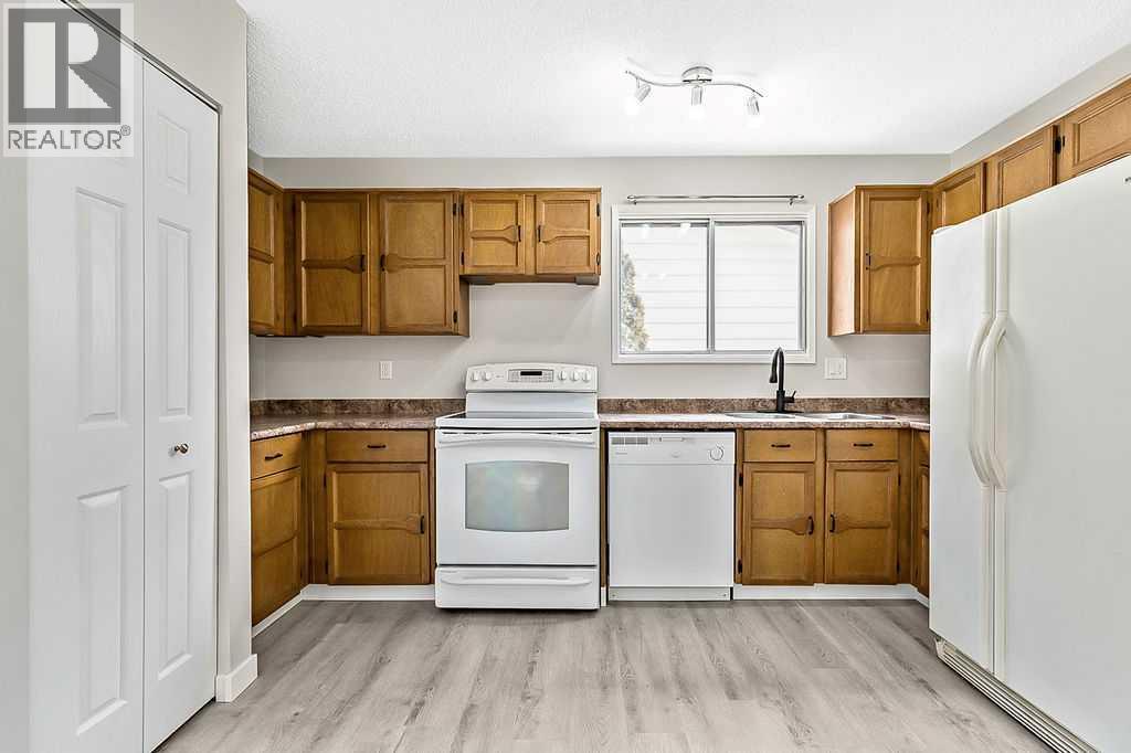 129 Berwick Drive NW, Calgary, Alberta  T3K 1E7 - Photo 7 - A2293000