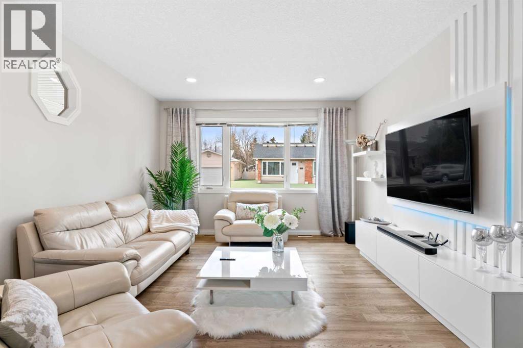 36 Woodfern Rise Sw, Calgary, Alberta  T2W 4S2 - Photo 4 - A2305683