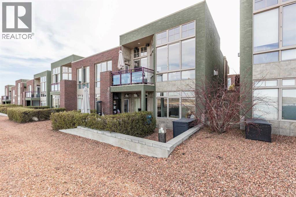 10 Palisades Mews Ne, Medicine Hat, Alberta  T1C 2B5 - Photo 1 - A2306758