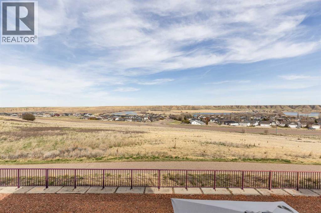 10 Palisades Mews Ne, Medicine Hat, Alberta  T1C 2B5 - Photo 3 - A2306758