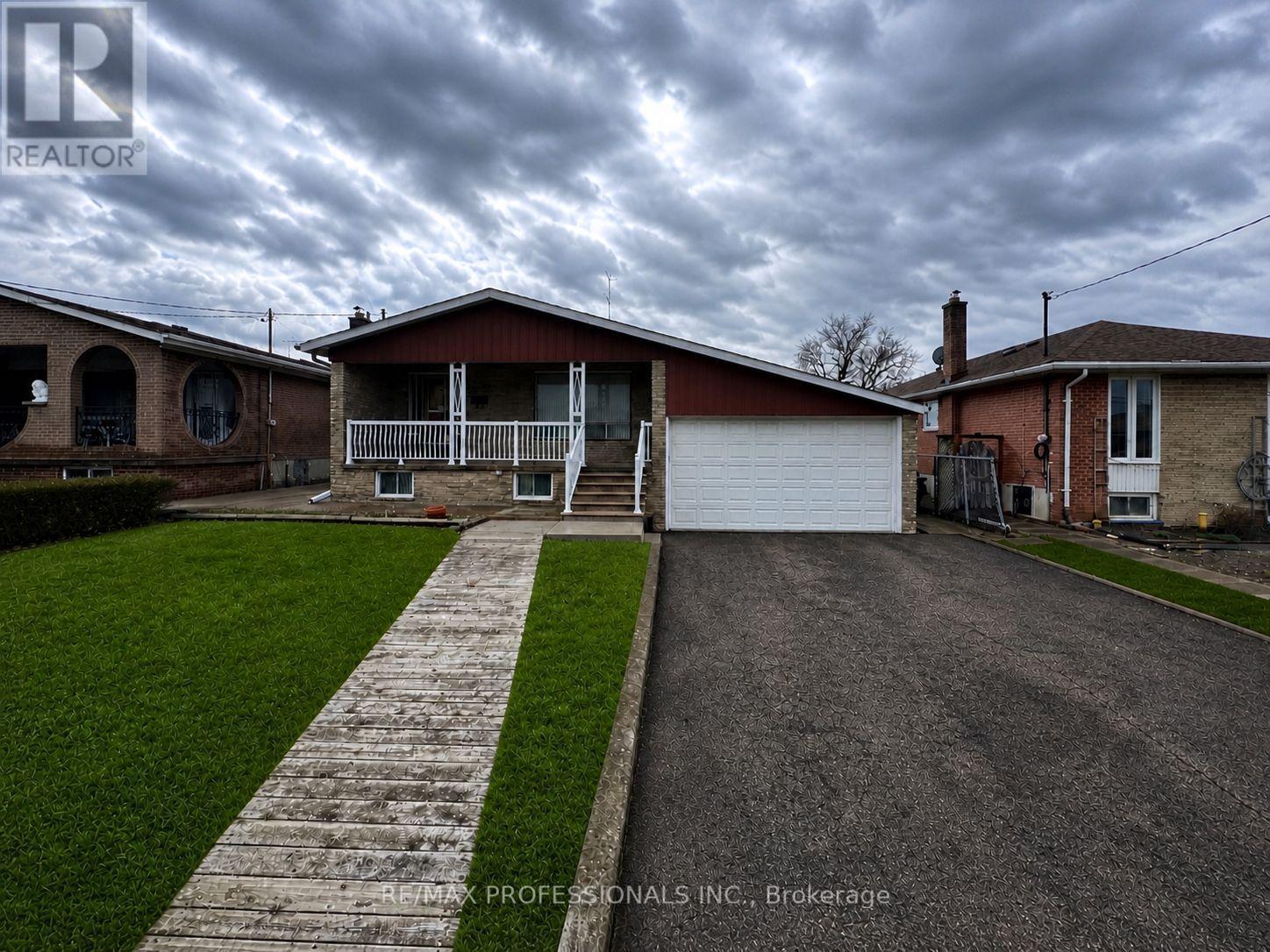 <div class="slider-price">$1,138,000</div><p>83 Spenvalley Drive, Toronto, Ontario</p>