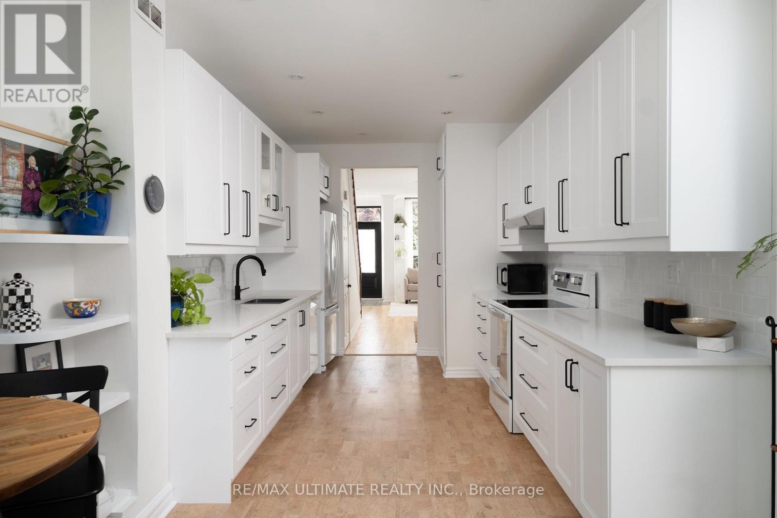 32 Lindsey Avenue, Toronto, Ontario  M6H 1E1 - Photo 8 - C13054368