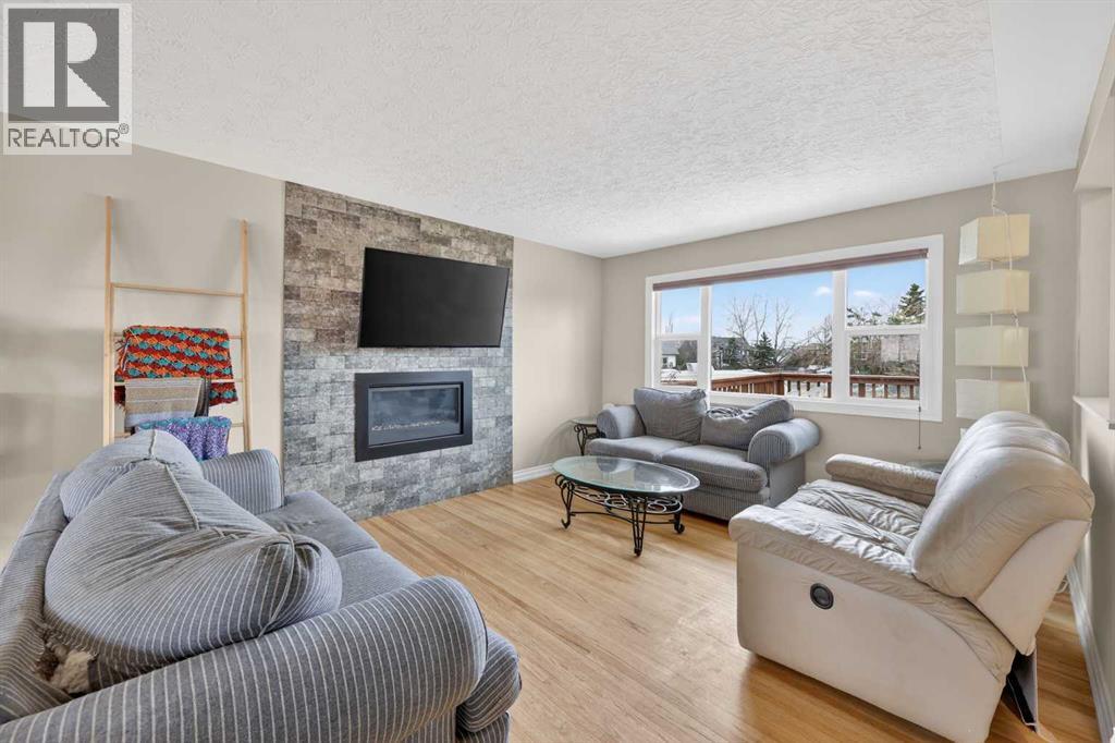 211 1 Avenue SE, Langdon, Alberta  T0J 1X1 - Photo 5 - A2300390