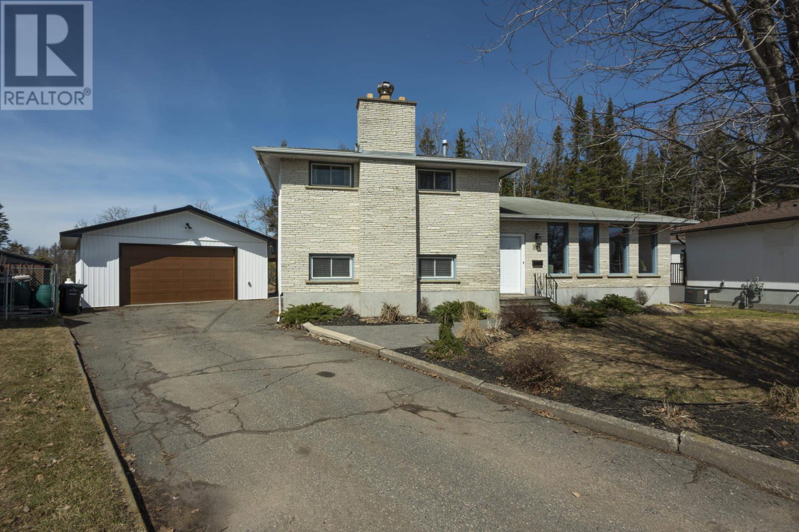 526 Ryerson PL, THUNDER BAY, Ontario