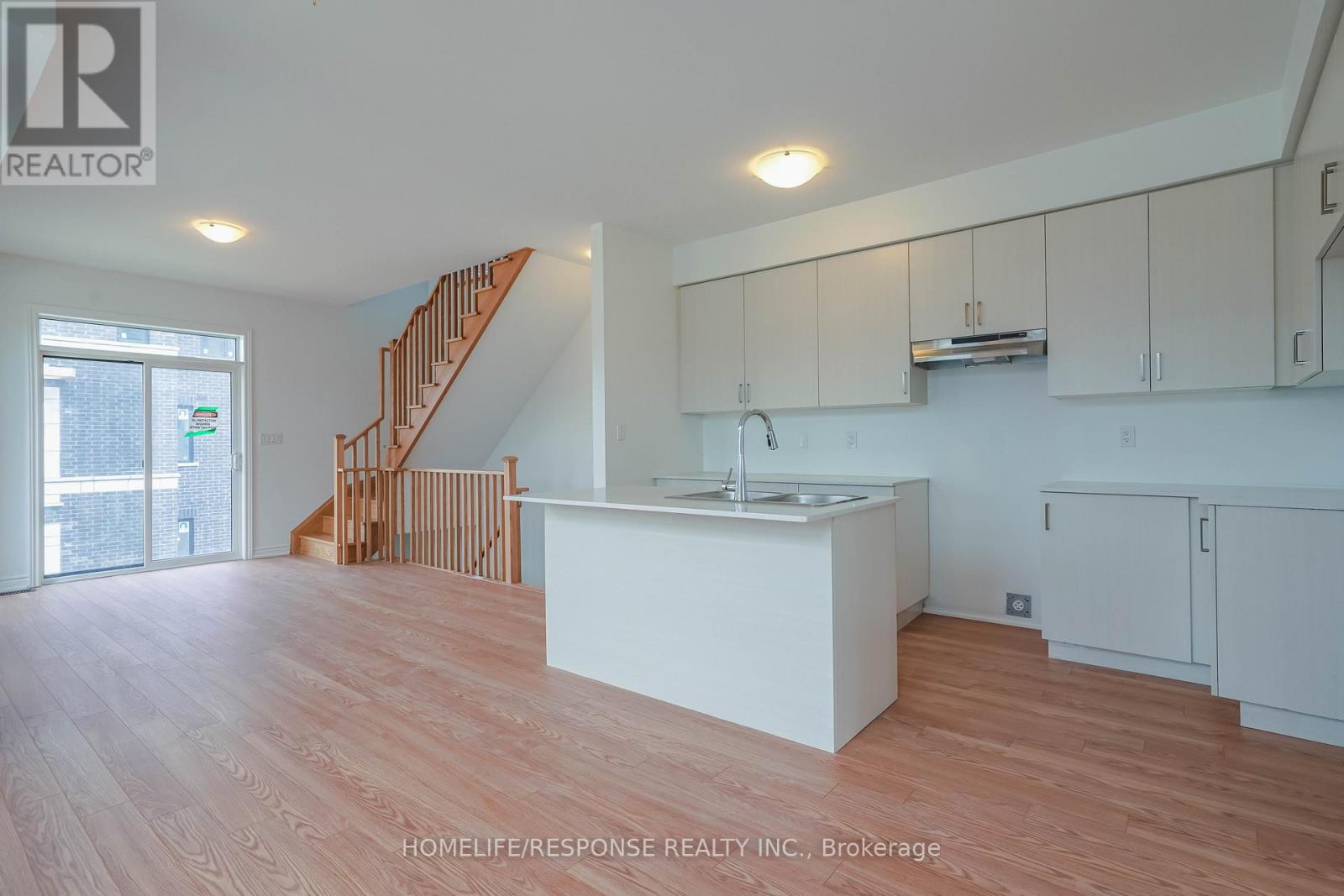331 Okanagan Path S, Oshawa, Ontario  L1H 6T9 - Photo 2 - E13075886