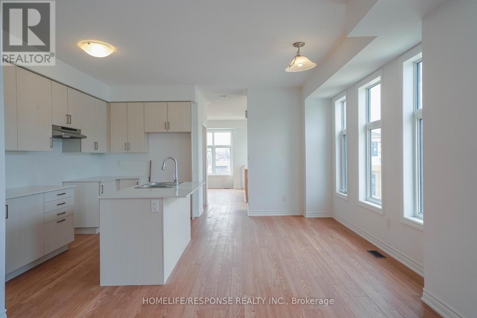 331 Okanagan Path S, Oshawa, Ontario  L1H 6T9 - Photo 3 - E13075886