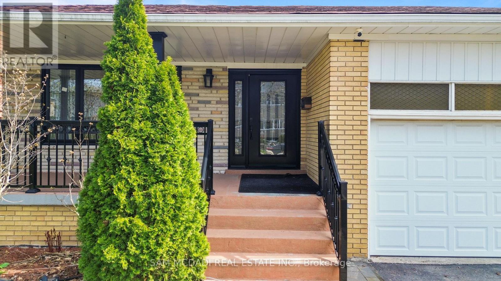 1214 Conyers Crescent, Mississauga, Ontario  L5C 1K1 - Photo 2 - W13075920