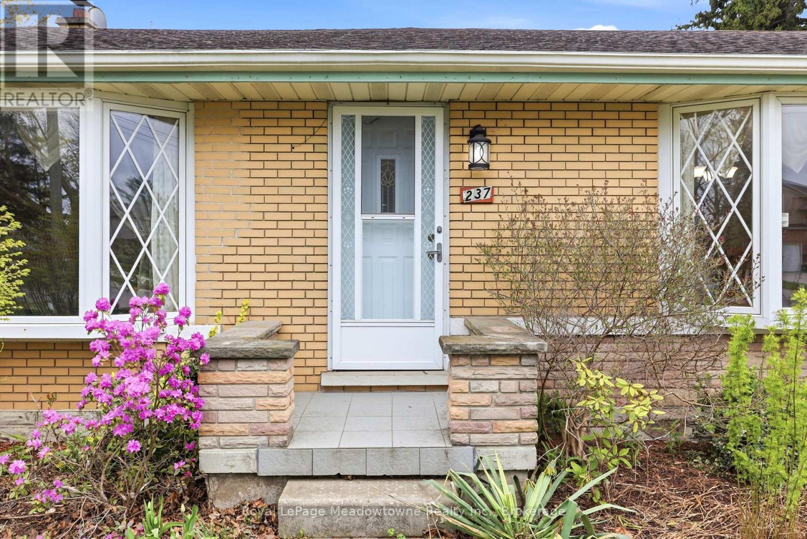 237 Woodhaven Road, Kitchener, Ontario  N2C 1V6 - Photo 2 - X13071794