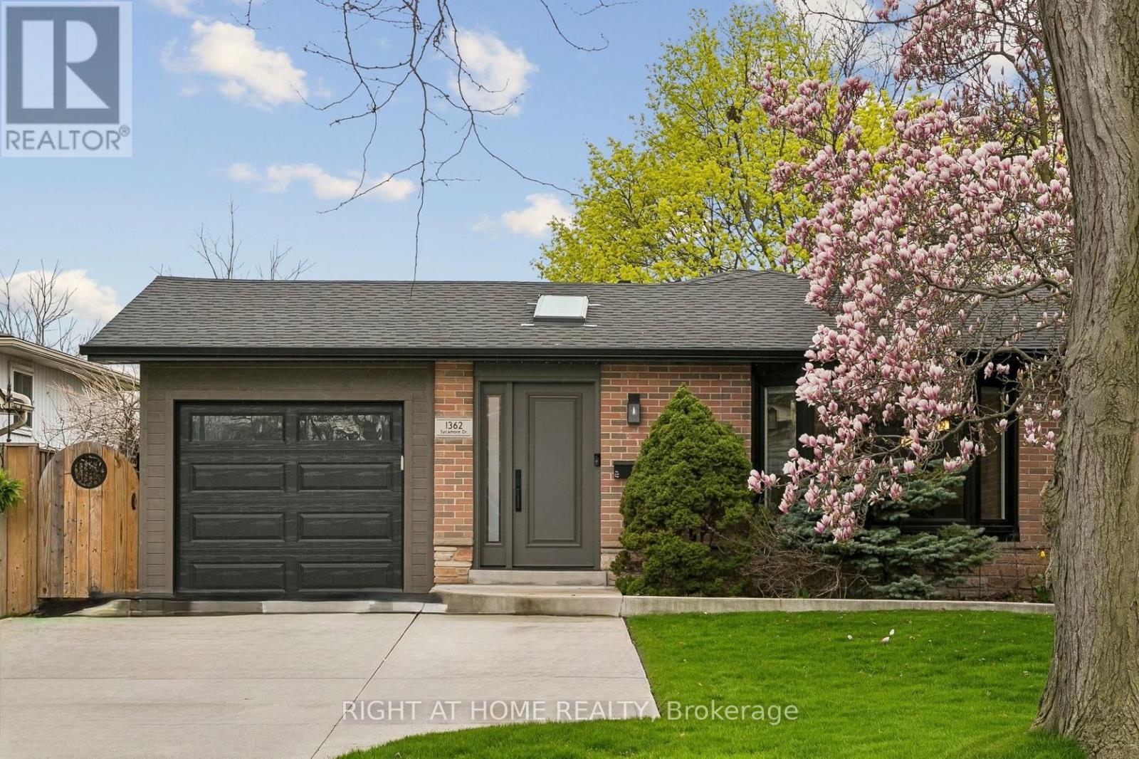 1362 Sycamore Drive, Burlington, Ontario  L7M 1H2 - Photo 3 - W13075990