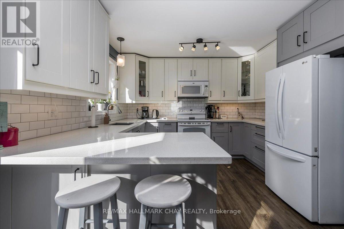 1103 Belle Aire Beach Road, Innisfil, Ontario  L0L 1C0 - Photo 5 - N12908644
