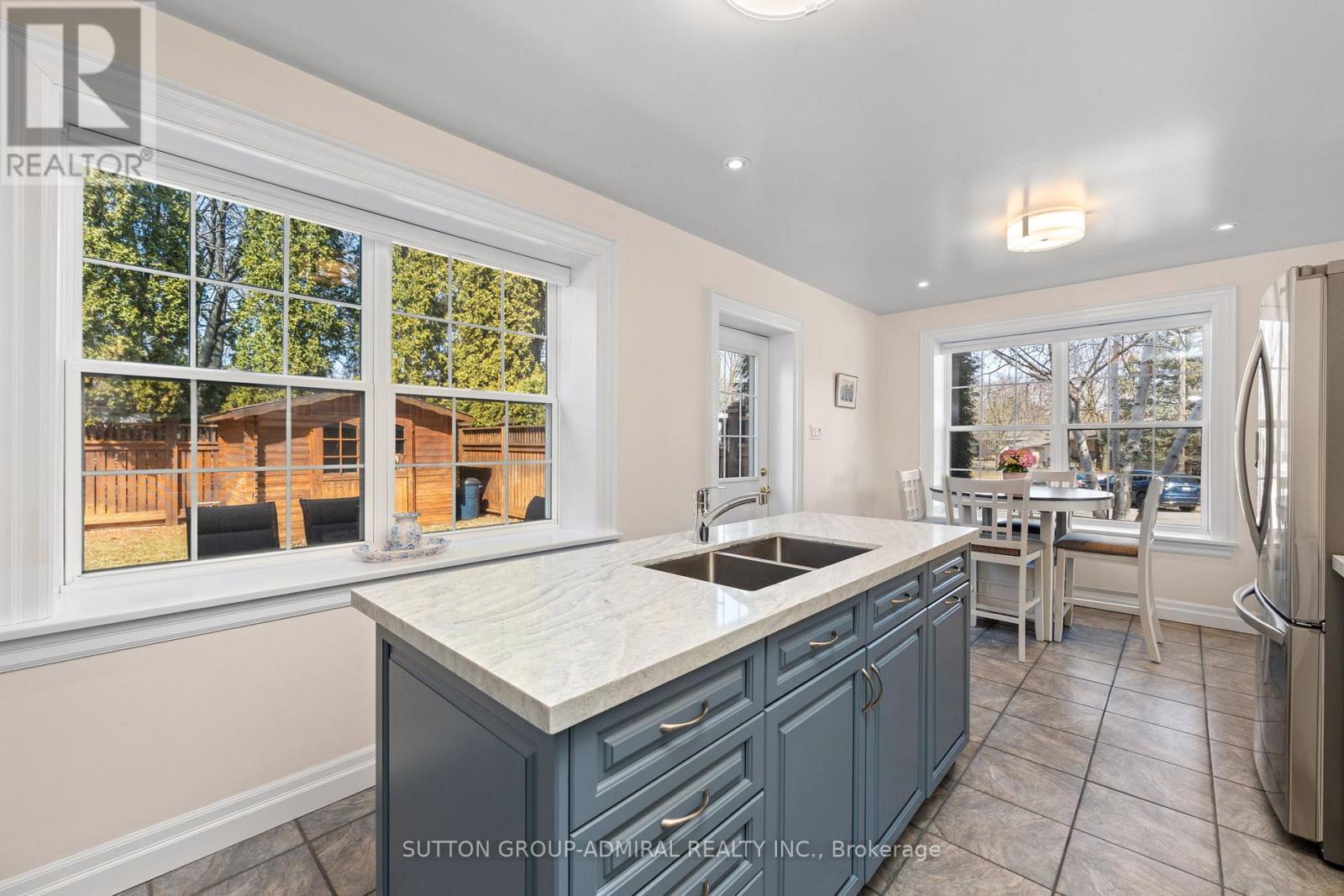54 Starlight Crescent, Richmond Hill, Ontario  L4C 4X5 - Photo 14 - N12962792