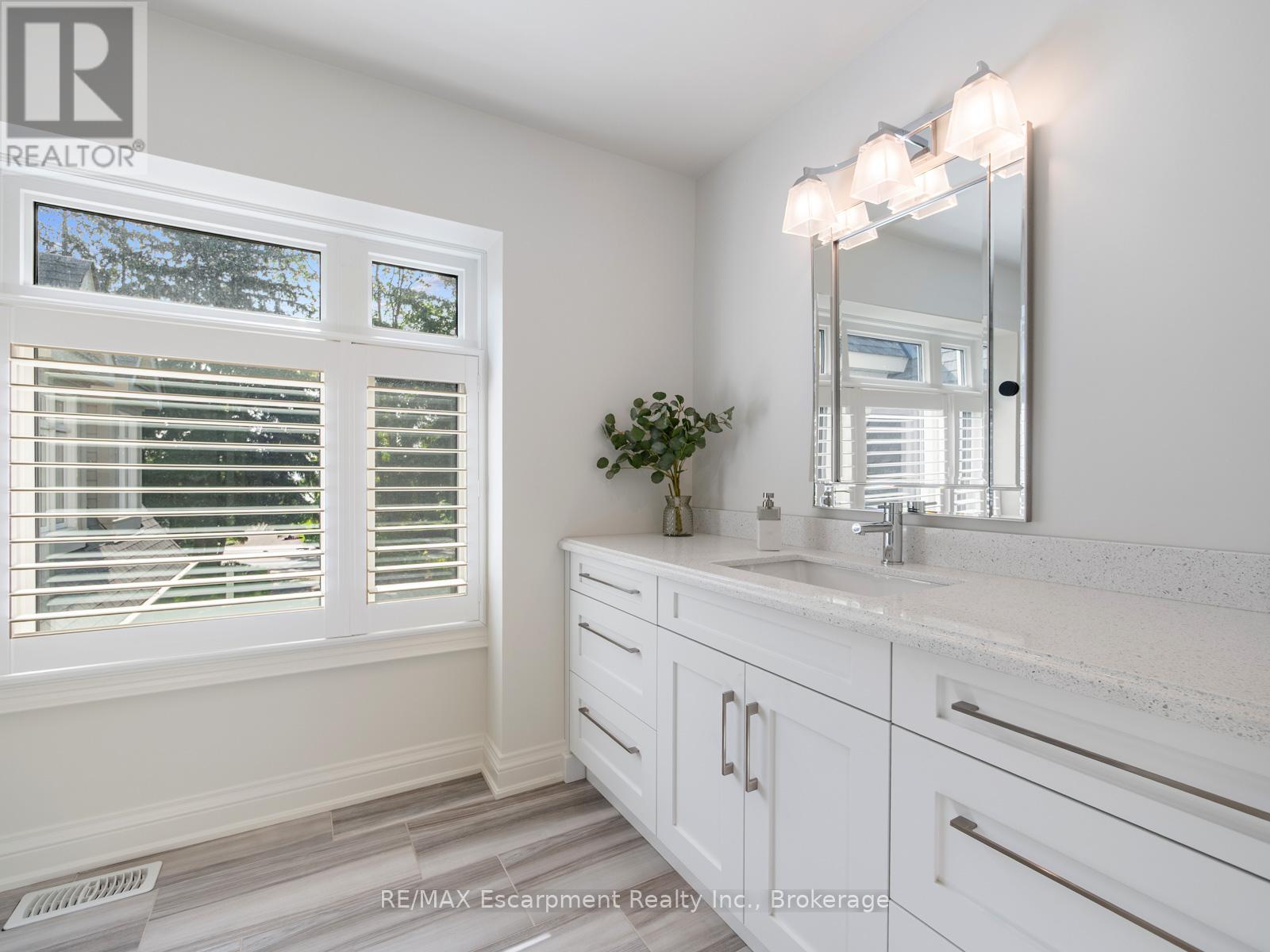 3087 Lakeshore Road, Burlington, Ontario  L7N 1A3 - Photo 20 - W12986602