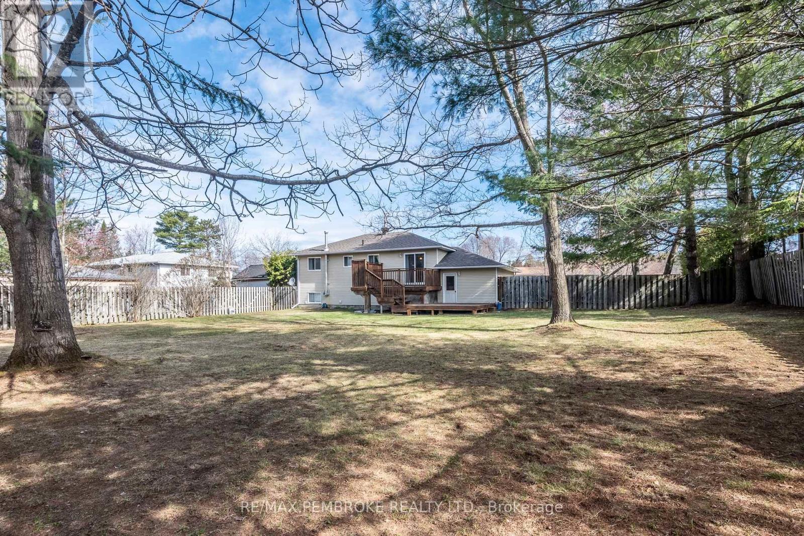 5 Edward Street, Petawawa, Ontario  K8H 2P2 - Photo 11 - X13076052