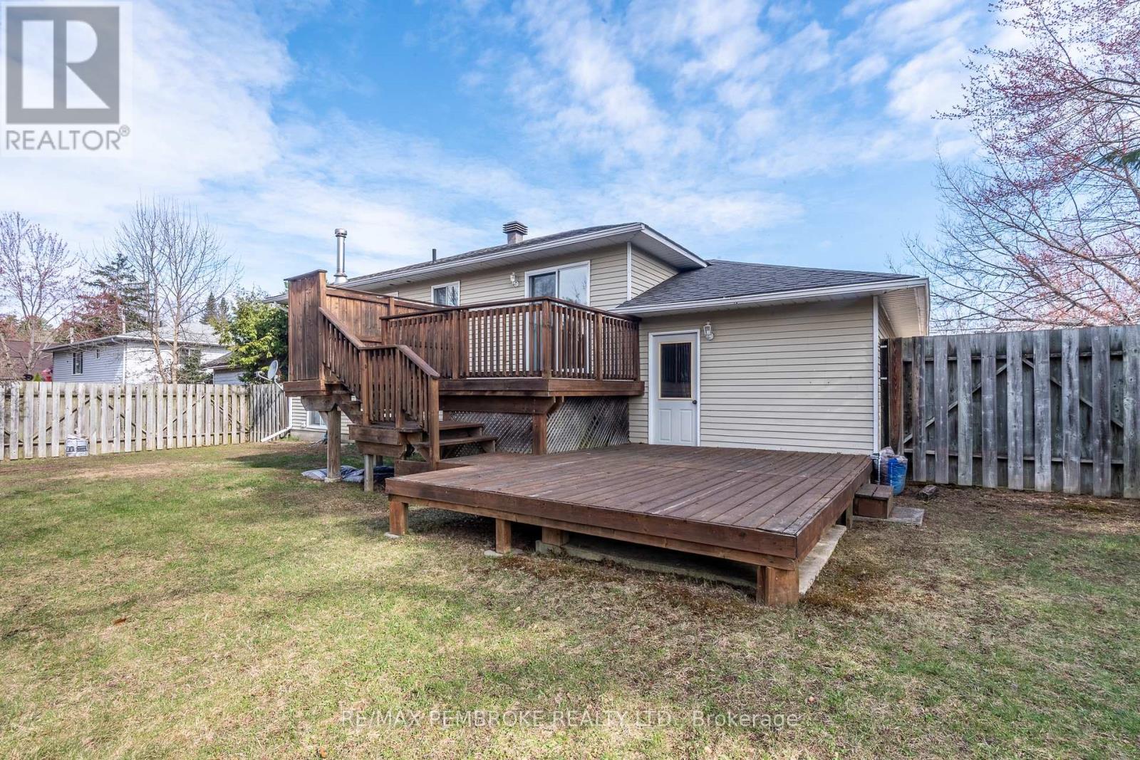 5 Edward Street, Petawawa, Ontario  K8H 2P2 - Photo 12 - X13076052