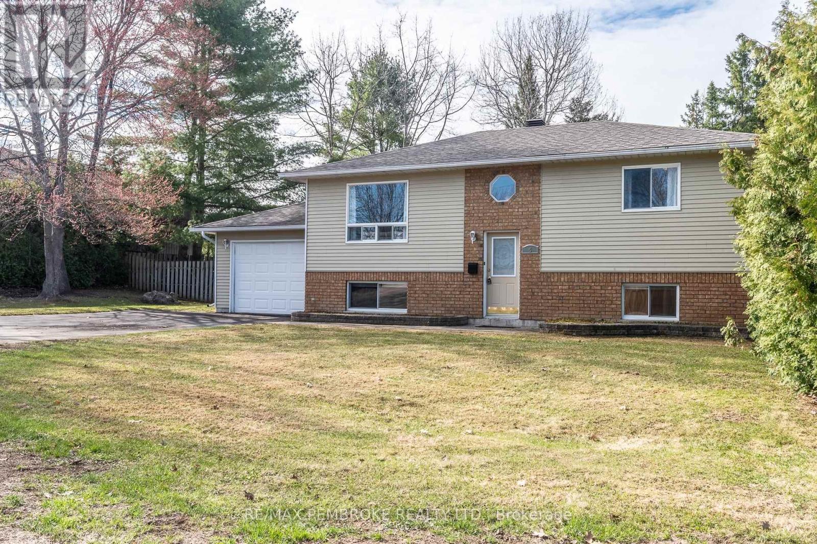 5 Edward Street, Petawawa, Ontario  K8H 2P2 - Photo 2 - X13076052