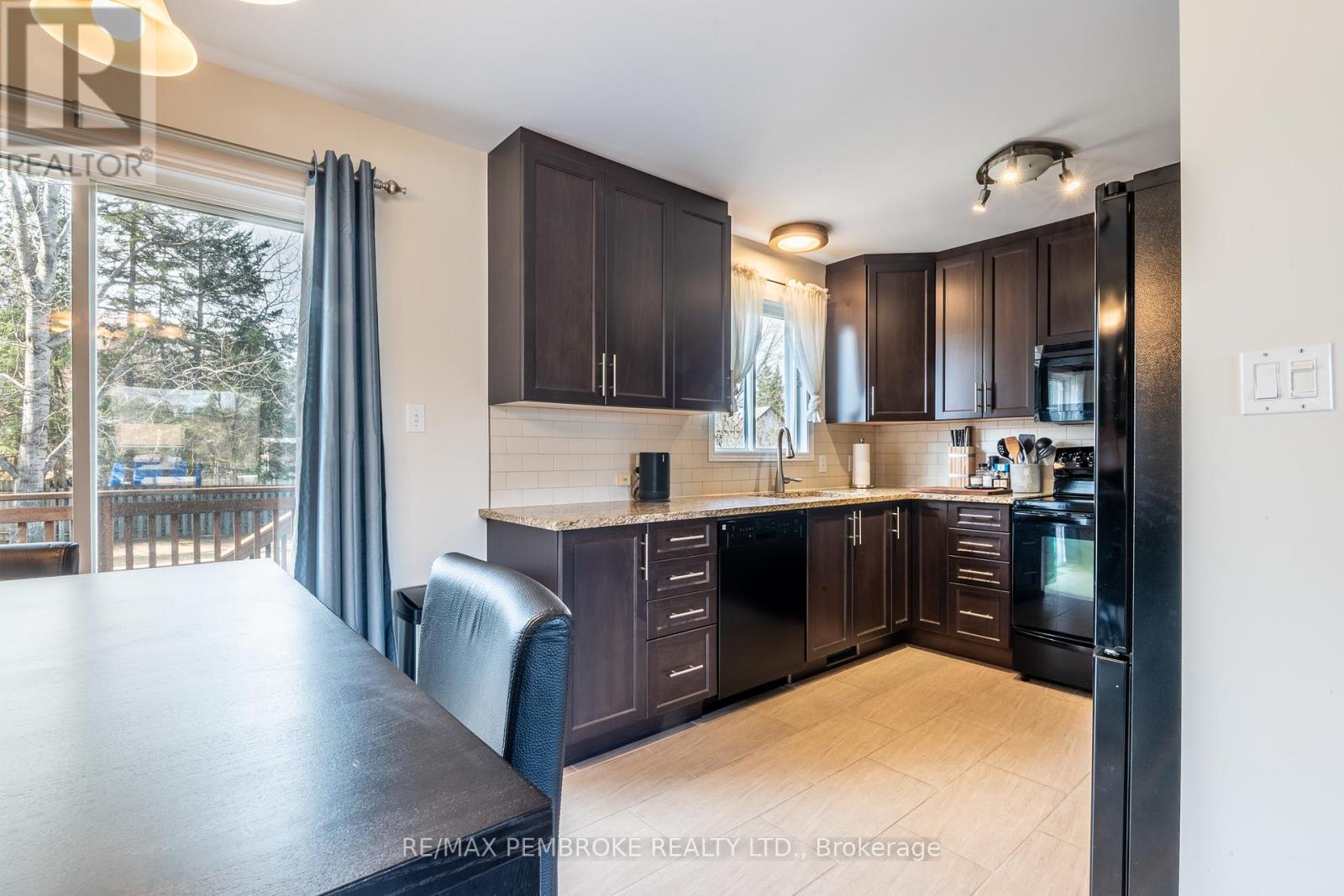 5 Edward Street, Petawawa, Ontario  K8H 2P2 - Photo 20 - X13076052