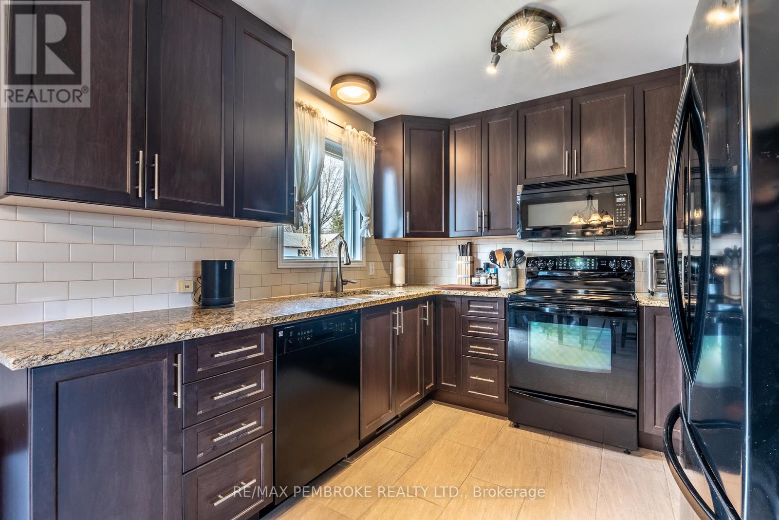 5 Edward Street, Petawawa, Ontario  K8H 2P2 - Photo 21 - X13076052