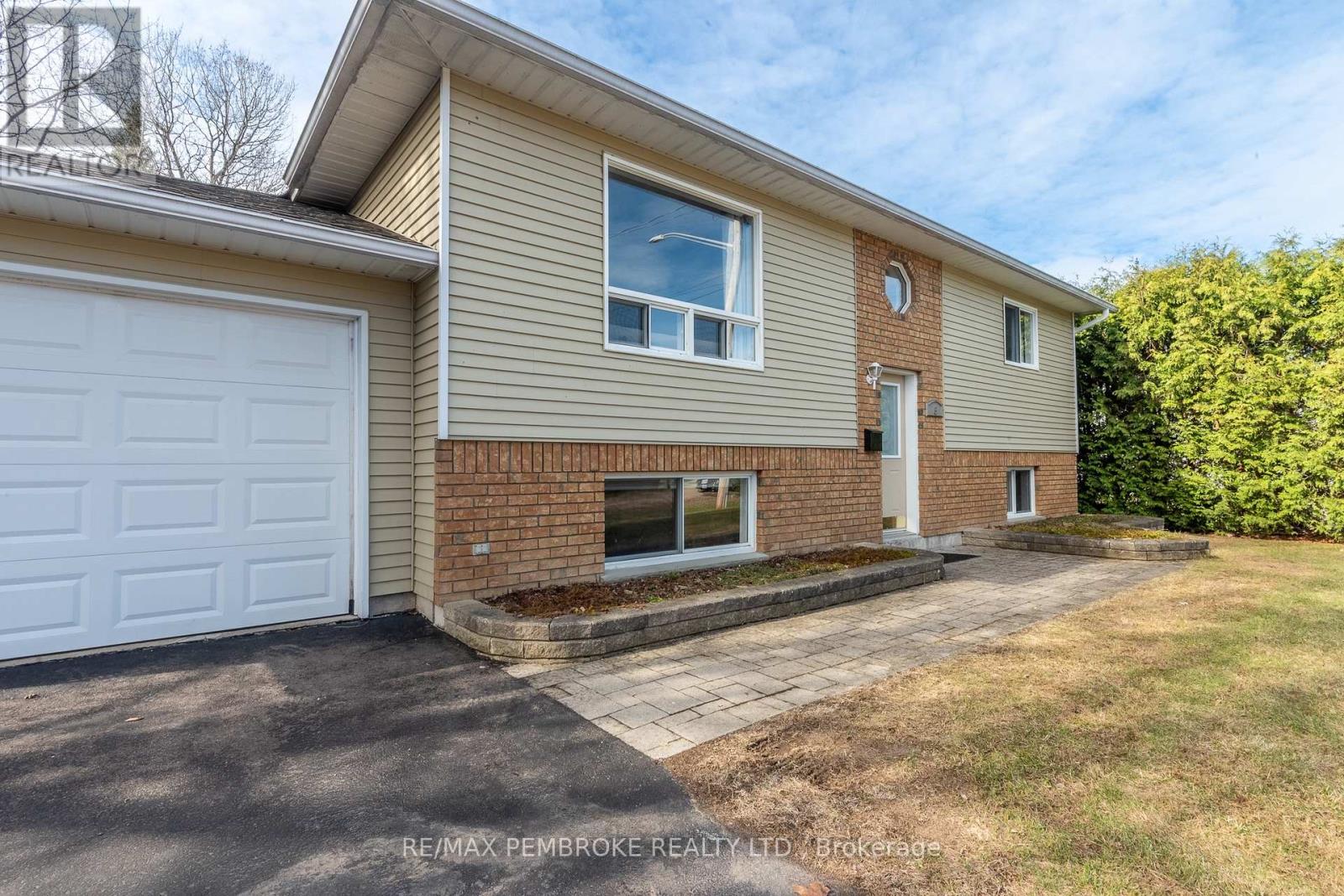 5 Edward Street, Petawawa, Ontario  K8H 2P2 - Photo 3 - X13076052