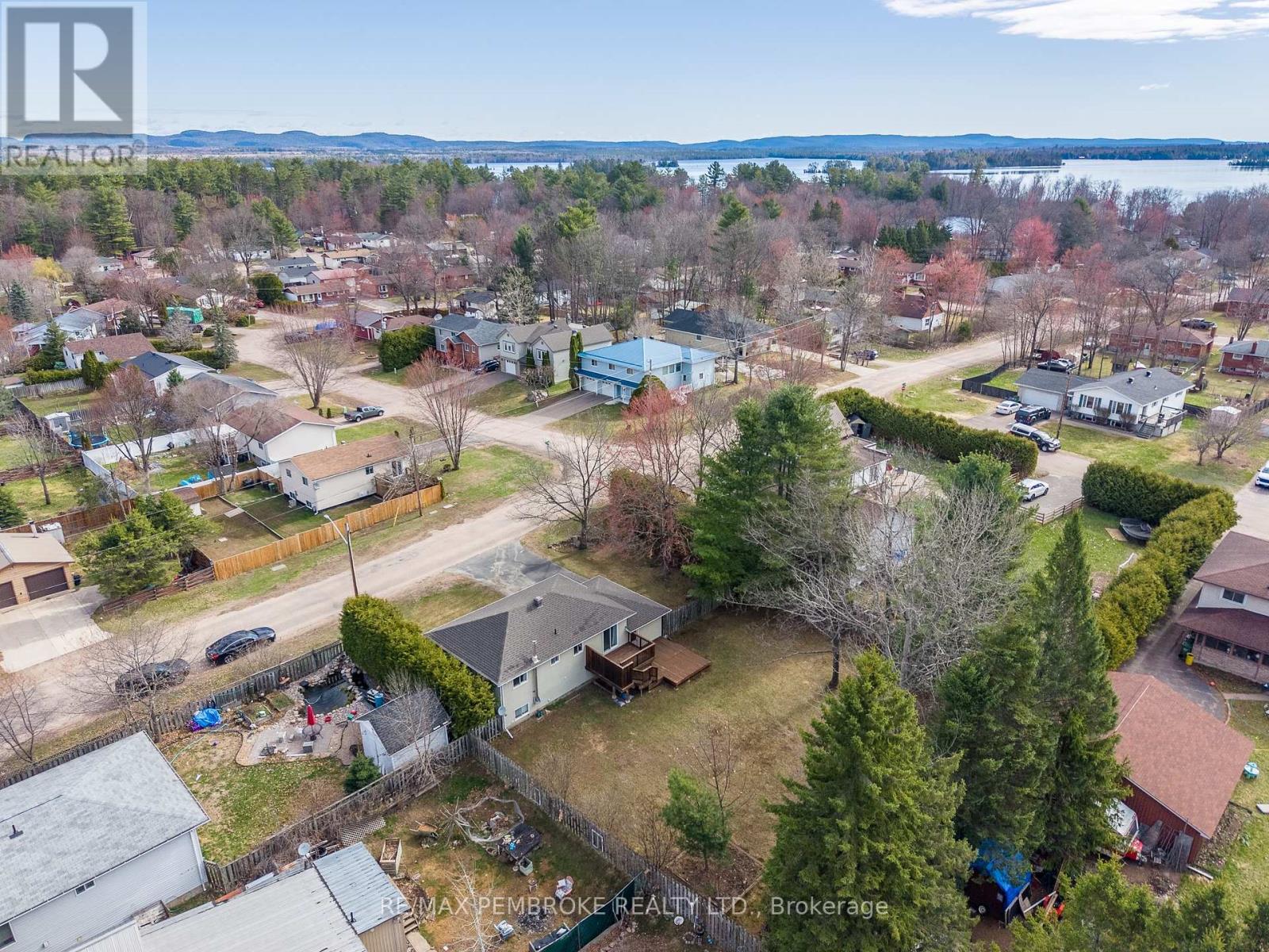 5 Edward Street, Petawawa, Ontario  K8H 2P2 - Photo 6 - X13076052