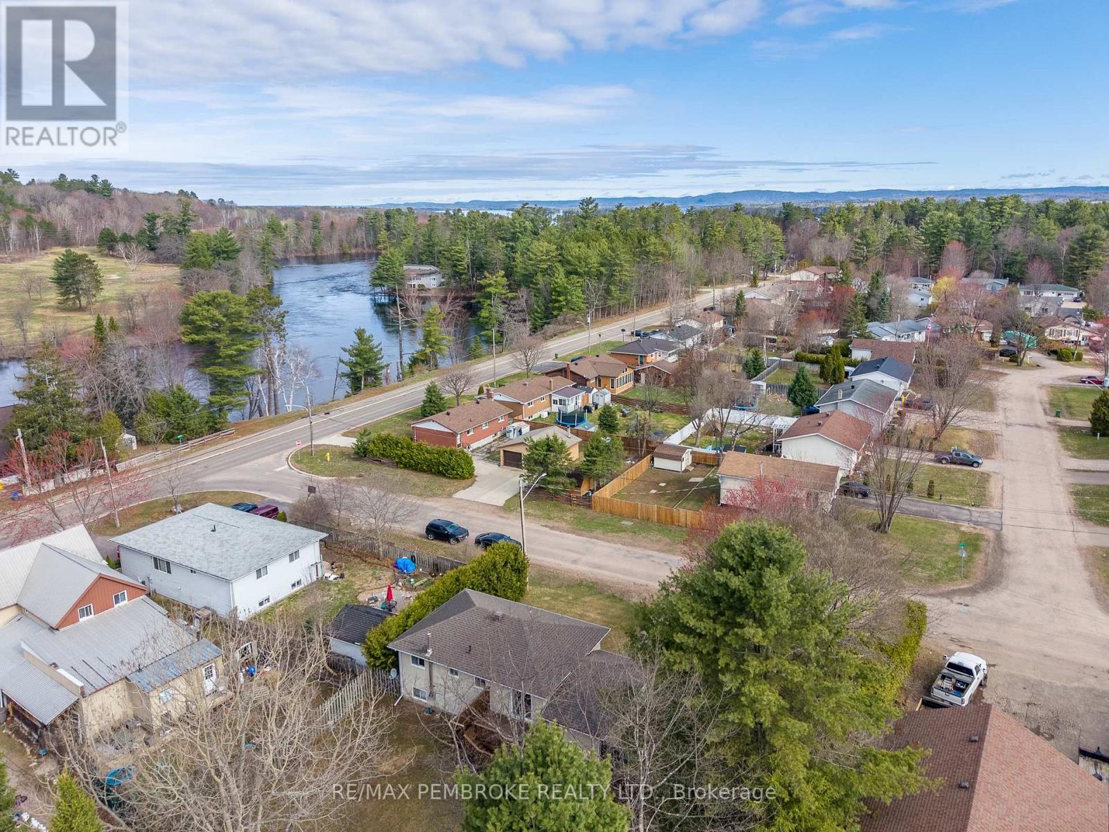 5 Edward Street, Petawawa, Ontario  K8H 2P2 - Photo 7 - X13076052