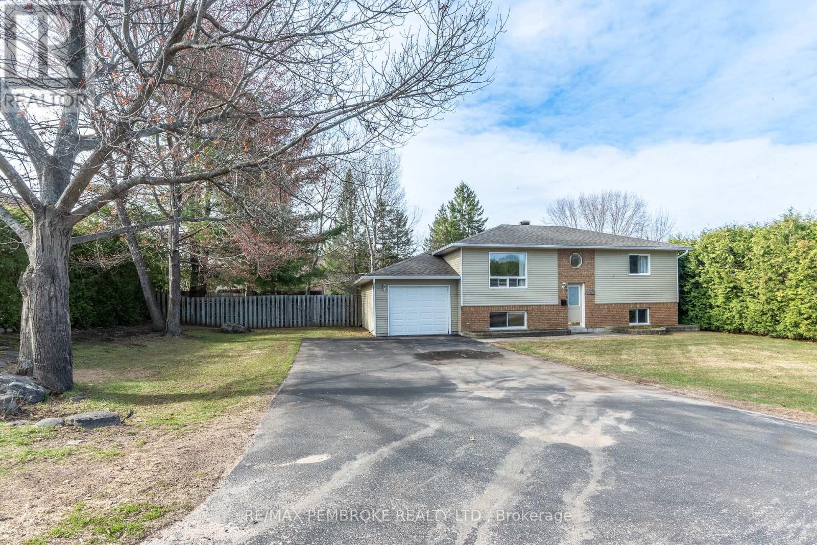 5 Edward Street, Petawawa, Ontario  K8H 2P2 - Photo 9 - X13076052