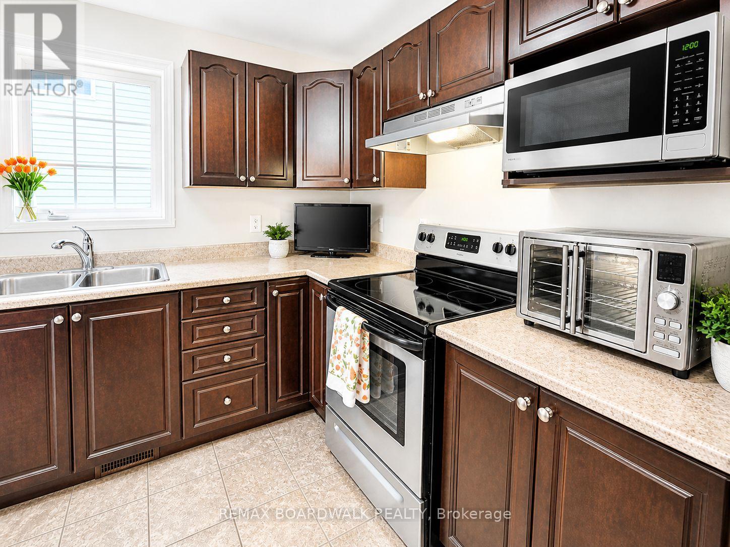 240 Eliot Street, Clarence-Rockland, Ontario  K4K 0E6 - Photo 4 - X12992452