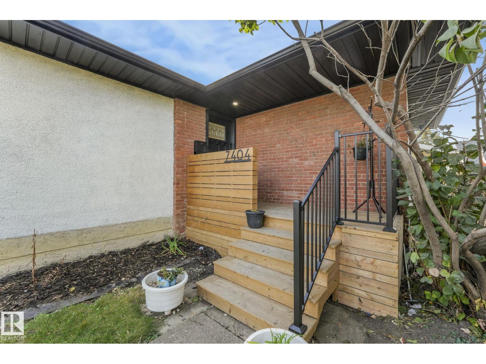 7404 82 St Nw, Edmonton, Alberta  T6C 2X1 - Photo 2 - E4485342