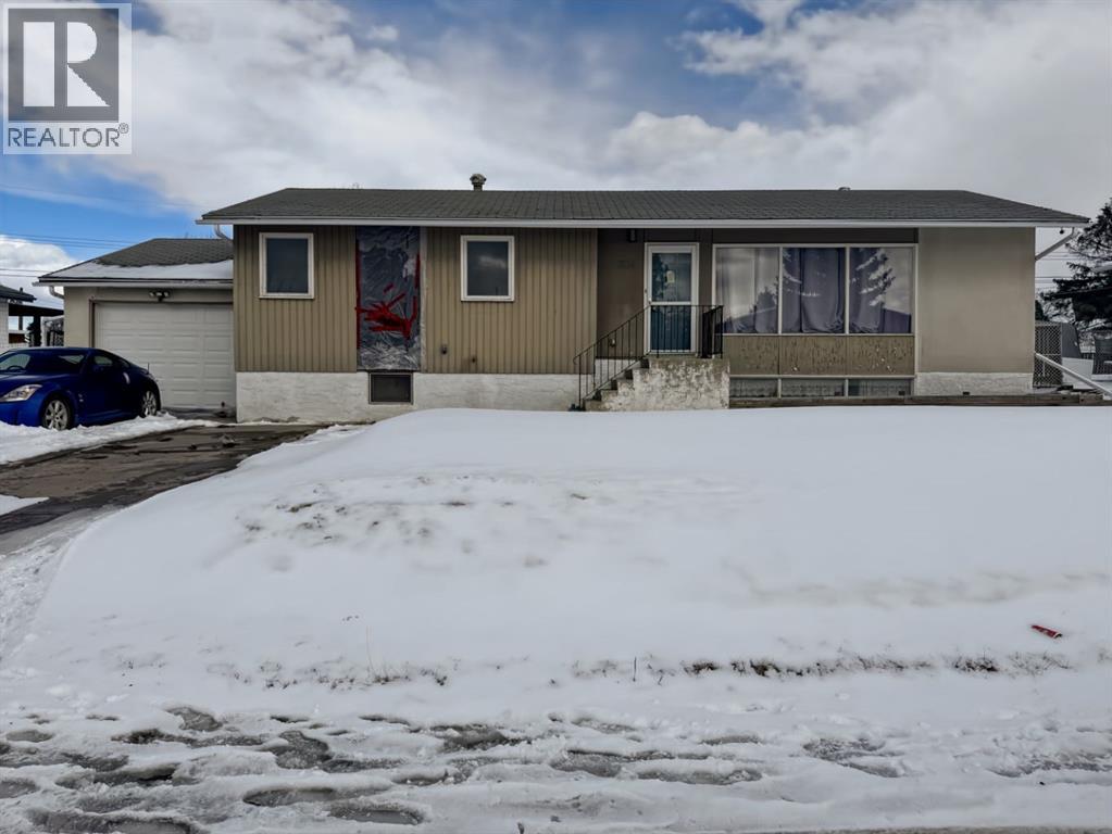 604 7 Avenue, Fox Creek, Alberta  T0H 1P0 - Photo 2 - A2294936